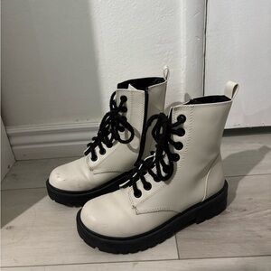 Tilly's Women's Ankle Boots - Cream and Black